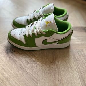 Like new Jordan Kids Sneakers in Green and White